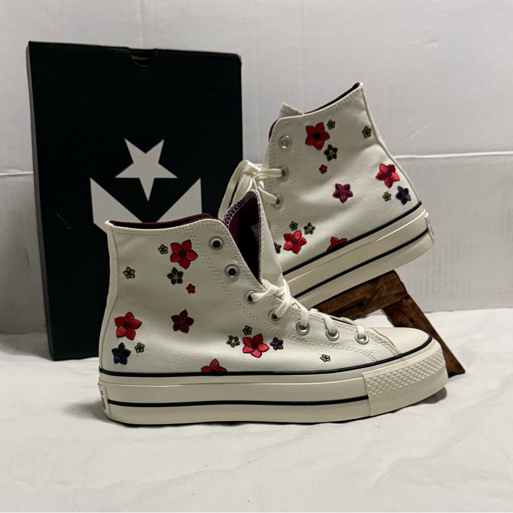 Chuck Taylor All Star Lift Platform Embroidered Flowers Women’s Size 9.5 New